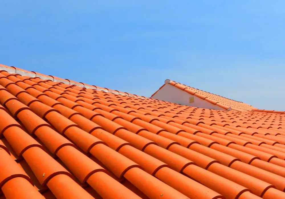 Gdzie kupić dachówkę ceramiczną? Znajdź najlepsze oferty w Polsce