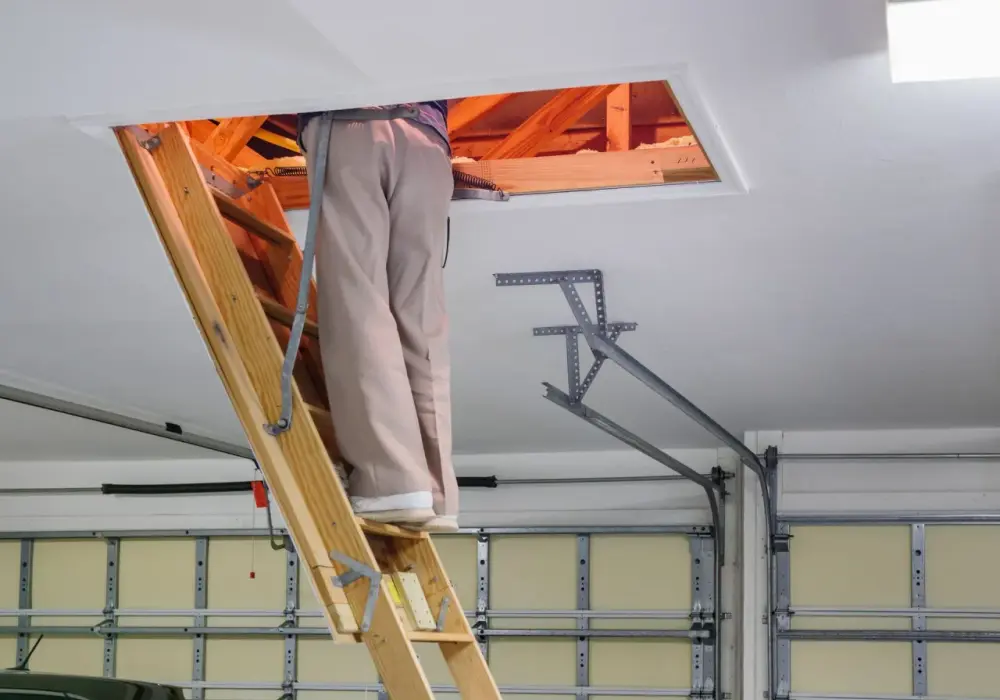 Jak zabudować właz na strych i poprawić estetykę pomieszczeń?