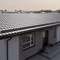 Ile trwa położenie dachówki? Oto co wpływa na czas montażu.