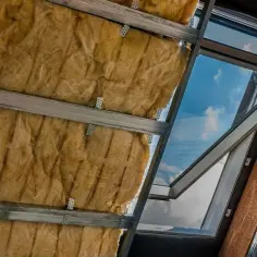 Jaka wełna na strop? Porównanie właściwości wełny mineralnej i szklanej