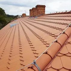 Ile waży jedna dachówka ceramiczna? Kluczowe informacje dla budownictwa.