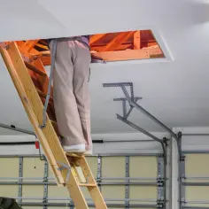 Jak zamontować właz na strych i uniknąć najczęstszych błędów