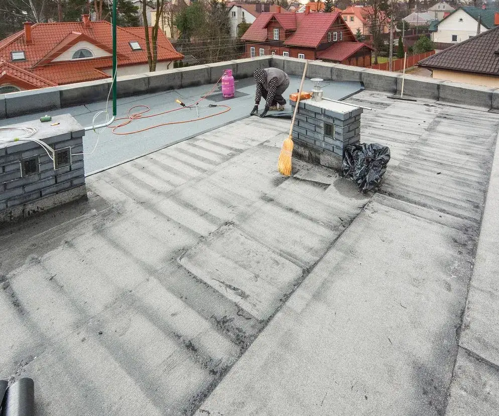 Zdjęcie Dach płaski jaki spadek - uniknij problemów z wodą i wilgocią