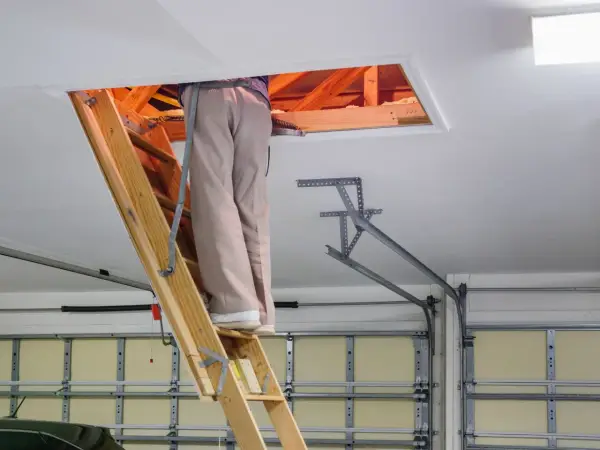 Jak zabudować właz na strych i poprawić estetykę pomieszczeń?